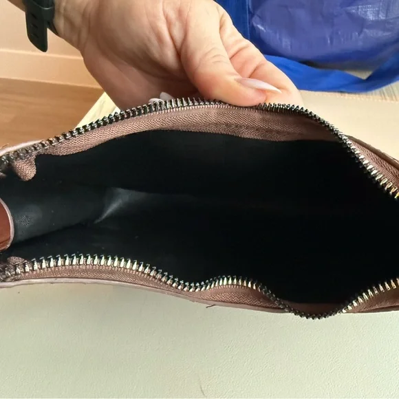 Elegant Brown Reptile-Embossed Women's Bag - Picture 2 of 3